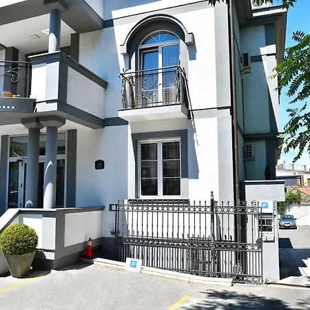 加尔尼薄荷酒店 4*